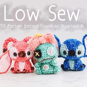 Może przedstawiać: Trzy pluszowe zabawki wykonane na szydełku: różowy Stitch, zielono-niebieska Lilo i niebieski Stitch. Zabawki leżą na białym tle. Nad zabawkami widnieje tekst "Low Sew PDF Pattern Instant Download @guichaidolls".