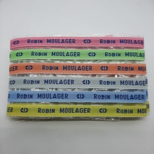 Lot étiquettes à coudre • fond multicolore texte bleu • nom prénom tissé personnalisé • bracelet message • cadeau d'invités mariage