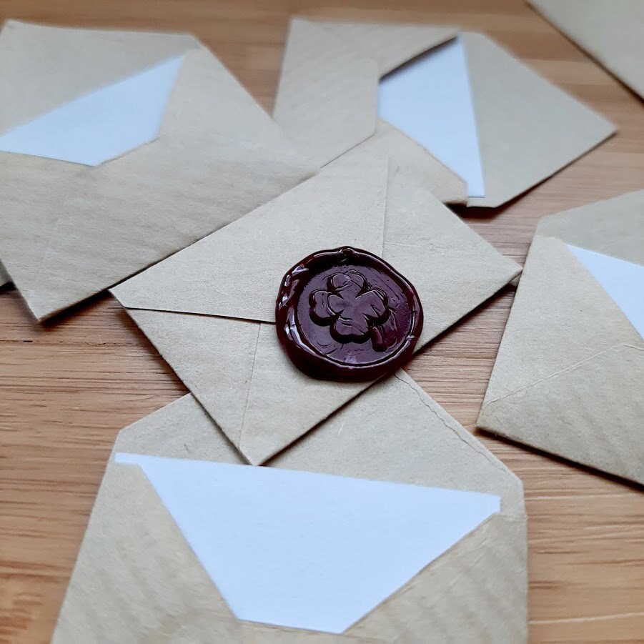 JOKILY Lot de 40 enveloppes en papier kraft avec 40 cartes en papier  vierge, mini enveloppes avec fermeture en cœur, petites enveloppes pour  bricolage, cartes cadeaux, invitations de remerciement : :  Fournitures