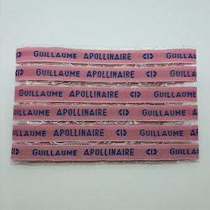 Lot étiquettes à coudre • fond rose texte bleu • nom prénom tissé personnalisé • bracelet message • cadeau d'invités mariage