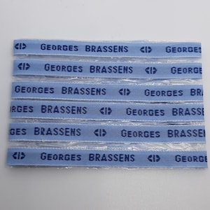 Lot étiquettes à coudre • fond bleu texte bleu • nom prénom tissé personnalisé • bracelet message • cadeau d'invités mariage