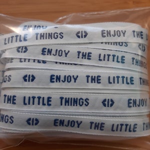 Lot étiquettes à coudre fond blanc texte bleu nom prénom tissé personnalisé bracelet message cadeau d'invités mariage zdjęcie 8