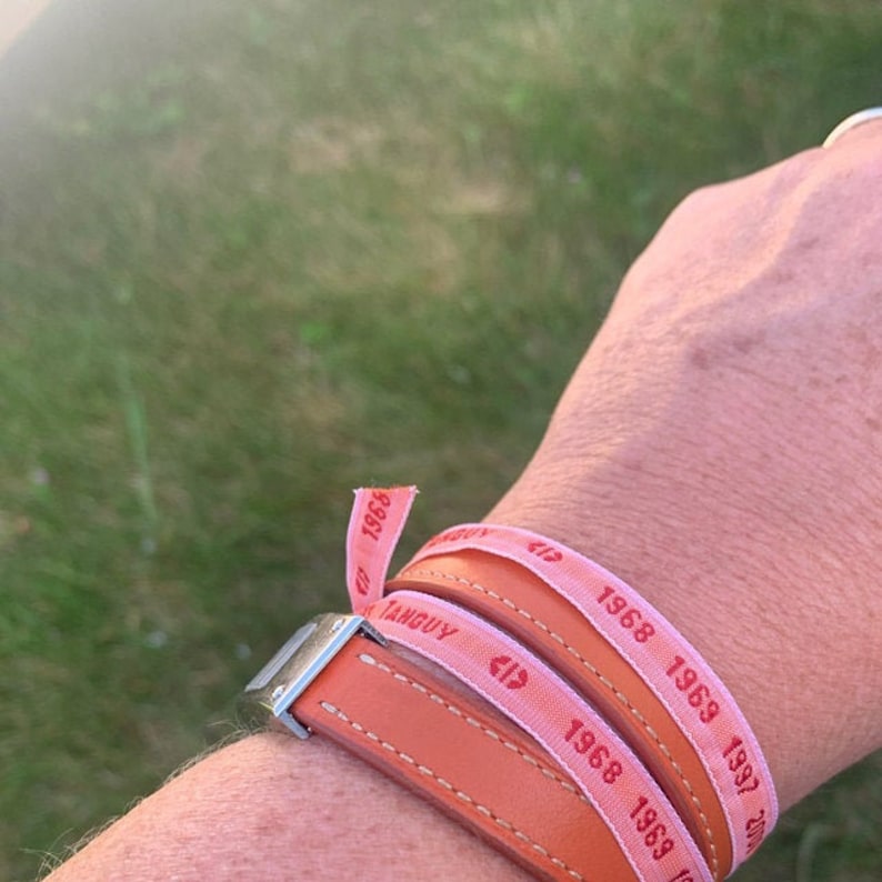 Viele Nähetiketten weißer Hintergrund mit blauem Text personalisierter gewebter Vorname Nachrichtenarmband Geschenk für Hochzeitsgäste Bild 10