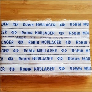 Set Nähetiketten • weißer Hintergrund mit blauem Text • personalisierter gewebter Vor- und Nachname • Nachrichtenarmband • Hochzeitsgastgeschenk