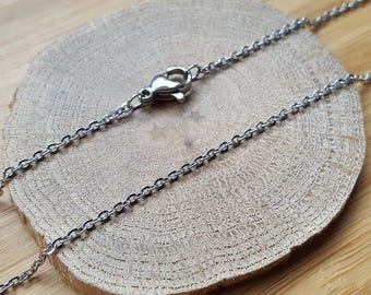 RVS ketting • veroordeelde schakel met karabijnhaak • breedte 1,5 mm • lengte naar keuze • lange halsketting