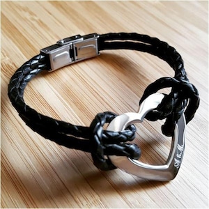 Pulsera grabada en el corazón de acero y cierre trenzado de cuero negro de 18 cm con o sin grabado