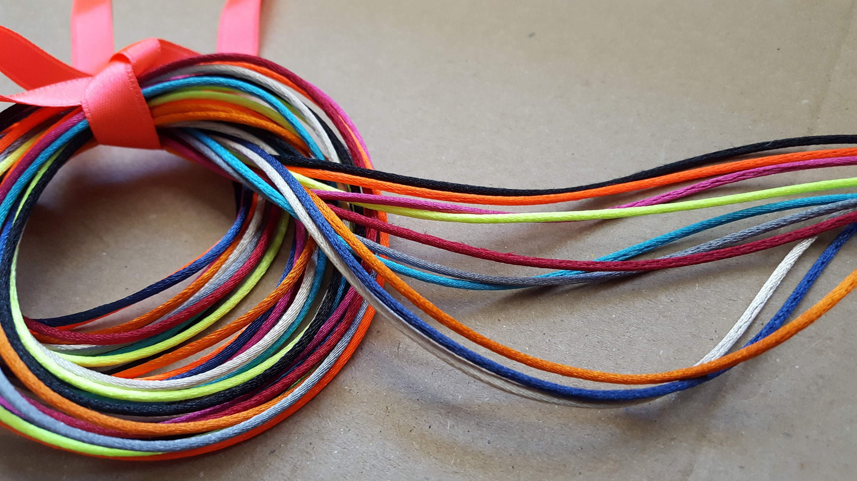 Cordon au mètre couleur au choix queue de rat pour réaliser de jolis  colliers ou bracelets - Etsy France