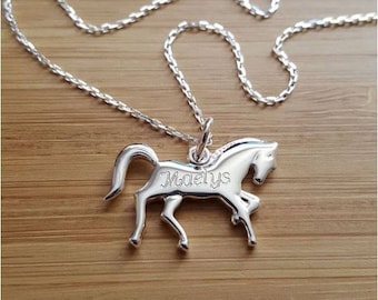 Collier sur chaine cheval gravé avec un prénom en argent 925/000 avec gravure