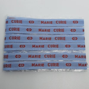 Lot étiquettes à coudre • fond bleu texte rouge • nom prénom tissé personnalisé • bracelet message • cadeau d'invités mariage