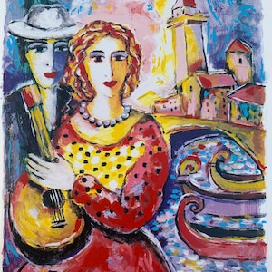Pode incluir: Pintura colorida retratando um casal com um violão em um cenário europeu. A mulher usa um vestido vermelho com bolinhas amarelas e um colar de pérolas. O homem usa um chapéu e segura um violão. Prédios e uma ponte ao fundo.