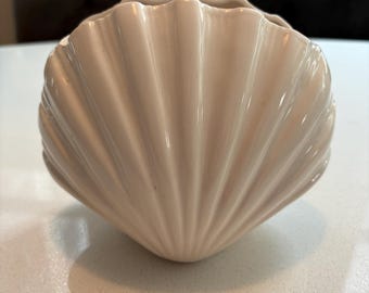 Ivory Shell Shaped Rosenthal Nutter 5” Vase