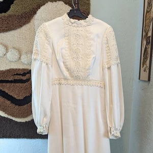 1970er Hochzeitskleid mit verschönerter Front, Ärmeln und Borte, Vollärmelige Größe S/M