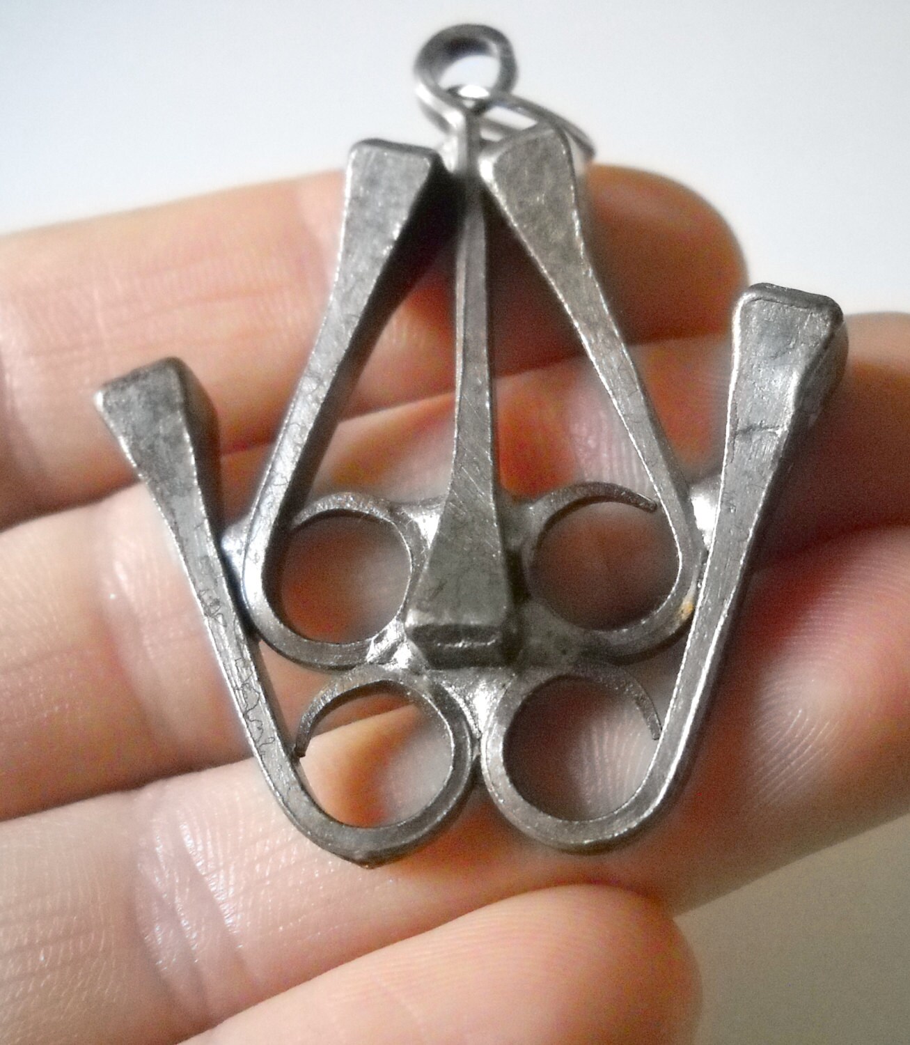 Pendentif Brutaliste Ancien - Forme étoile En Clous à Ferrer (acier) - Longueur 8 Cm