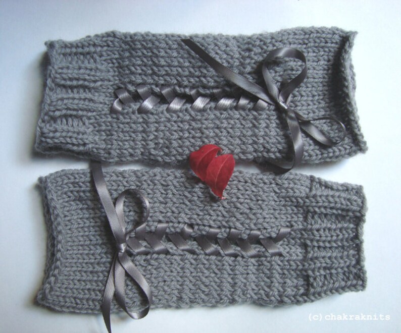 Guantes sin dedos con cordones en steampunk gris plateado 100% lana imagen 2