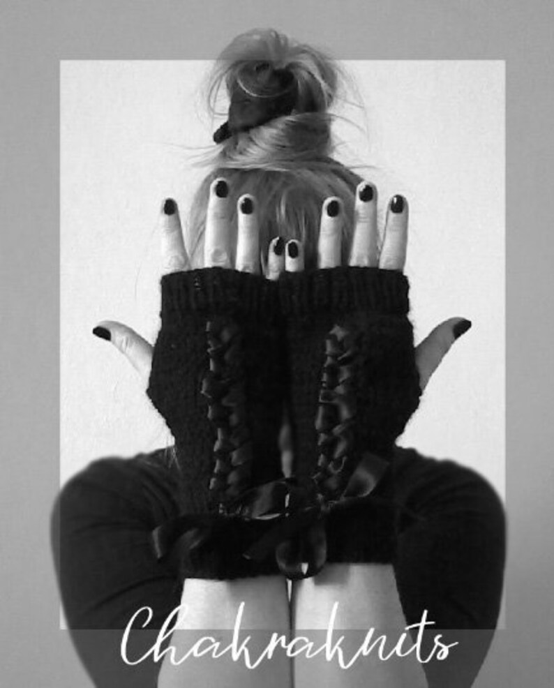 Puede incluir: Guantes sin dedos negros con dise&ntilde;o de cordones y lazos. Los guantes se muestran con el texto "Chakrakniits" en fuente cursiva. La imagen es en blanco y negro.