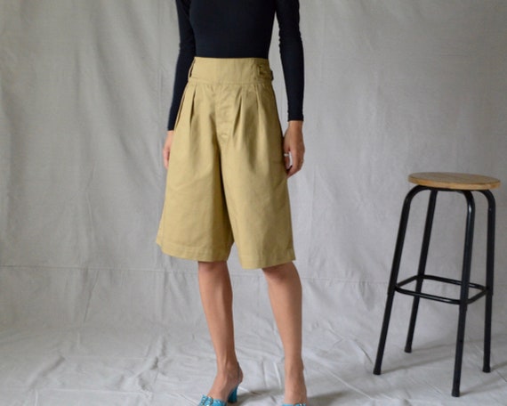 buckle pleated khaki bermuda shorts / long shorts