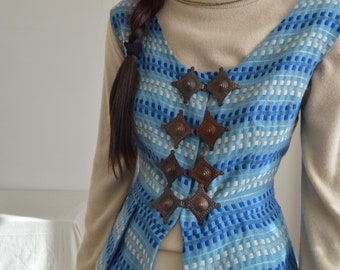 woven geometric pleated vest with brass buckles