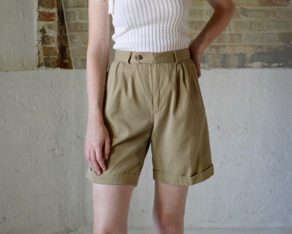 khaki pleat bermuda shorts / high rise