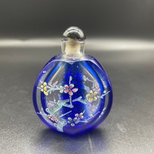 Beautiful  Chinese antique cameo glass and enamel snuff bottle - 3 inches tall