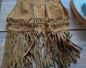 Conjunto infantil vintage. Piel marrón con cuentas, ideal para la década de 1960.