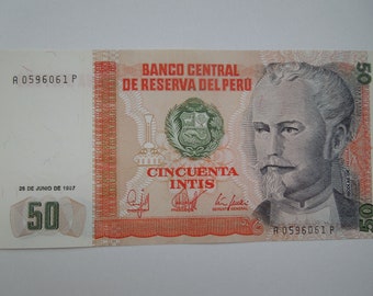 Könnte beinhalten: Ein peruanischer 50 Intis-Geldschein mit einem Porträt eines Mannes mit Schnurrbart und Bart. Die Banknote hat spanischen Text, das Datum 26. Juni 1987 und das Siegel der Banco Central de Reserva del Perú.