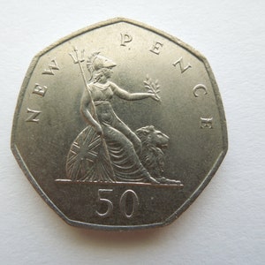 Monedas de Gran Bretaña, Moneda de 50 Peniques, Tipos Britannia y Escudo, Versiones Grandes y Pequeñas, Varias Fechas Disponibles, Venta por Unidad o Grupo