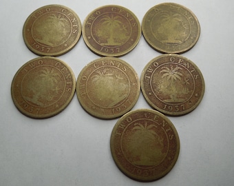 Könnte beinhalten: Sieben kreisförmige, bronzefarbene Münzen aus dem Jahr 1937. Jede Münze zeigt ein zentrales Palmenmotiv, den Schriftzug "TWO CENTS" am oberen Rand und die Jahreszahl "1937" am unteren Rand, wobei kleine Sterne die Textelemente trennen.