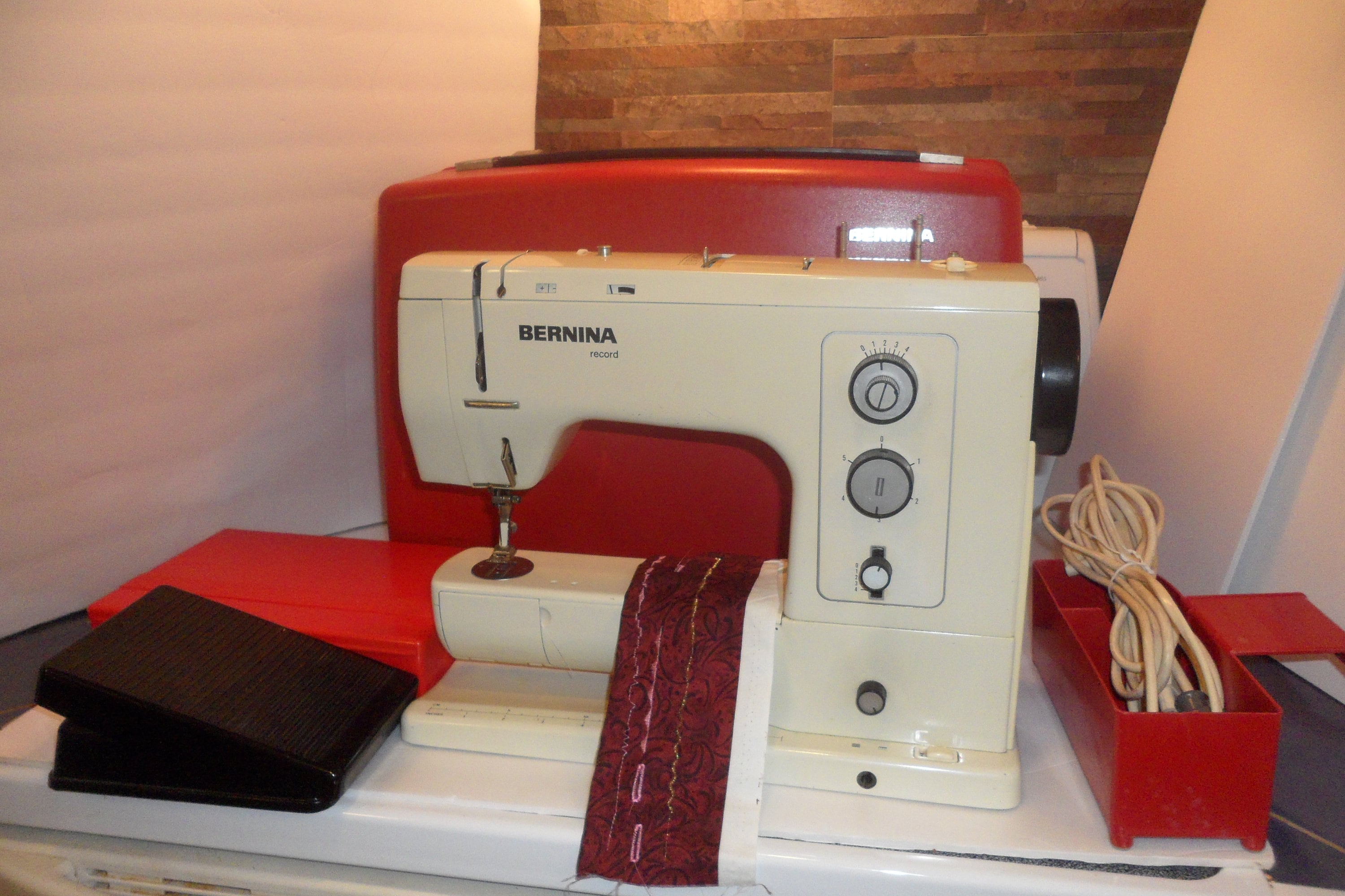 Sewing fine jersey with a twin needle – Vintage Sewing Machines