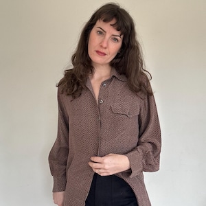 Vintage Evan Picone Seidenbluse — Brauner Micro Print Button-Down (Größe 12)