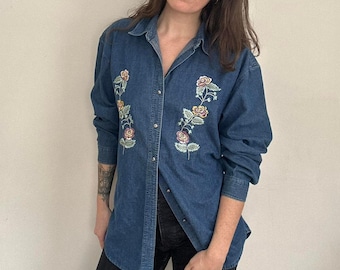 Camisa vaquera vintage con bordado floral • Camisa abotonada estilo western • Top de chambray • Camisa vaquera extragrande de los 90