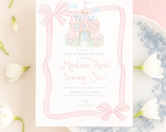 Op de afbeelding: Een roze prinsessenfeestuitnodiging met een kasteelillustratie, strikaccenten en de tekst "Madison Rose Turning Six". Een bijpassende roze envelop en witte bloemen zijn rond de uitnodiging gerangschikt.