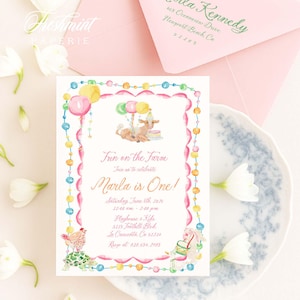 Puede incluir: Una invitación en acuarela con un borde rosa y el texto "Fun on the Farm" y "Marla is One!". La invitación presenta ilustraciones de una cabra con gorro de fiesta, globos y animales de granja. Un sobre rosa está en el fondo.