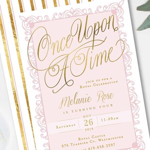 K&ouml;nnte beinhalten: Eine rosa und goldene Einladung mit einem dekorativen Rand. Die Einladung lautet "Once Upon A Time" in goldener Schrift. Der Text darunter lautet "Join us for a Royal Celebration Melanie Rose is turning four Saturday Oct 26 2019 11:00 AM Royal Castle 876 Tuarrier Ct, Westminster RSVP at 410.658.2597"