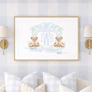 Könnte beinhalten: Ein gerahmter Druck mit einem blau-grünen Blumenkranz, den Initialen "JWR" und zwei Teddybären. Der Druck enthält die Namen "Jackson, Ryan, Westin" auf einem Banner. Der Raum hat blau-weiß karierte Tapeten, goldene Wandleuchten und dekorative Kissen.