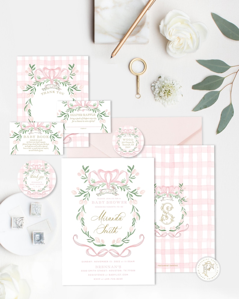 Op de afbeelding: Roze en groene babyborrel uitnodiging met een aquarel illustratie van een konijn, een strik en een krans van bloemen. De uitnodiging bevat de tekst "Kom gezellig mee naar een babyborrel ter ere van Miranda Smith".