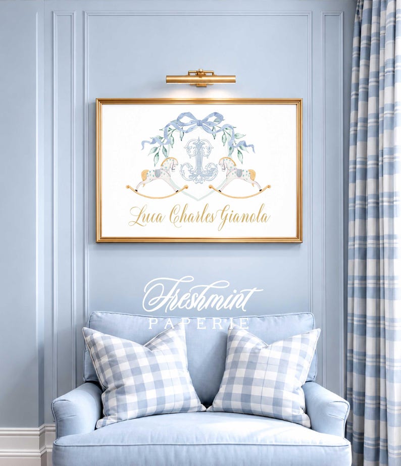 Peut inclure: Une affiche encadr&eacute;e avec un cadre dor&eacute;, orn&eacute;e d'un n&oelig;ud bleu, d'&eacute;l&eacute;ments floraux et de deux chevaux &agrave; bascule. L'affiche comprend le nom "Luca Charles Gianola" en lettres dor&eacute;es. L'image est affich&eacute;e au-dessus d'un fauteuil bleu avec des coussins &agrave; carreaux.