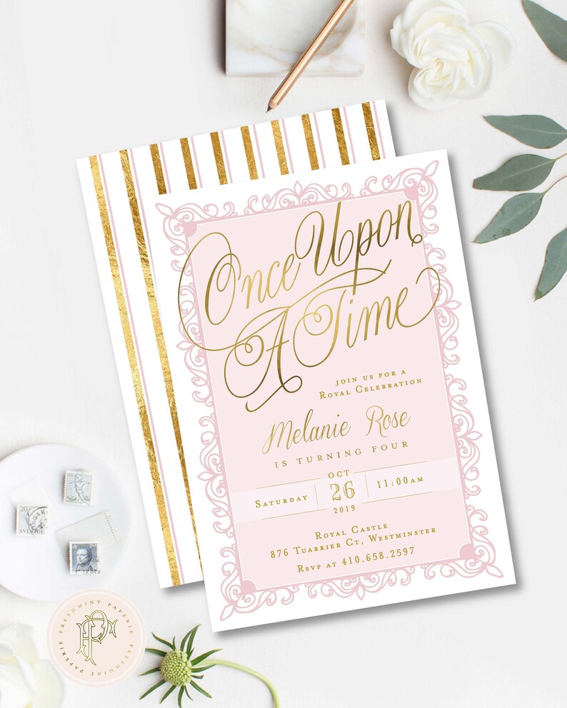 K&ouml;nnte beinhalten: Eine rosa und goldene Einladung mit einem dekorativen Rand. Die Einladung lautet "Once Upon A Time" in goldener Schrift. Der Text darunter lautet "Join us for a Royal Celebration Melanie Rose is turning four Saturday Oct 26 2019 11:00 AM Royal Castle 876 Tuarrier Ct, Westminster RSVP at 410.658.2597"