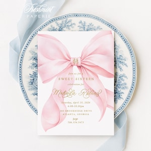 Op de afbeelding: Een Sweet Sixteen-uitnodiging met een grote roze strik en gouden tekst. De uitnodiging luidt "Doe mee voor een Sweet Sixteen-viering voor Melinda Robins" en bevat evenementdetails. De uitnodiging ligt op een decoratief bord.