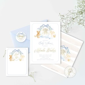 Op de afbeelding: Blauwe en witte baby shower uitnodiging met een aquarel illustratie van een teddybeer en een konijn. De uitnodiging luidt "Doe mee met ons voor een baby shower ter ere van Melinda Windsor".