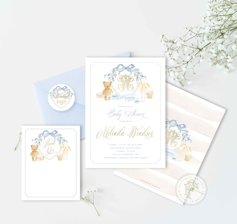 Op de afbeelding: Blauwe en witte baby shower uitnodiging met een aquarel illustratie van een teddybeer en een konijn. De uitnodiging luidt "Doe mee met ons voor een baby shower ter ere van Melinda Windsor".