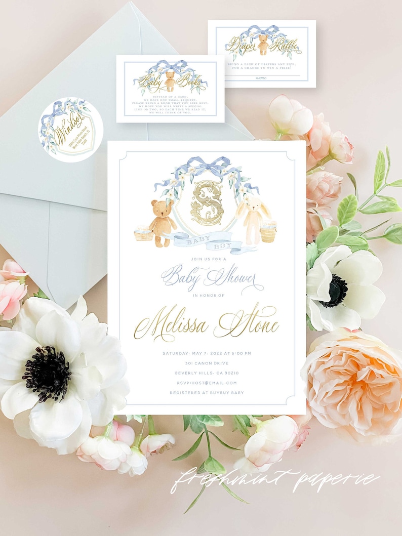 Op de afbeelding: Een babyborrel uitnodiging met een blauw en gouden kleurenschema. De uitnodiging bevat een aquarel illustratie van twee teddyberen en een krans met een gouden letter S. De tekst op de uitnodiging luidt "Baby Boy" en "Doe mee met ons voor een babyborrel ter ere van Melissa Stone".