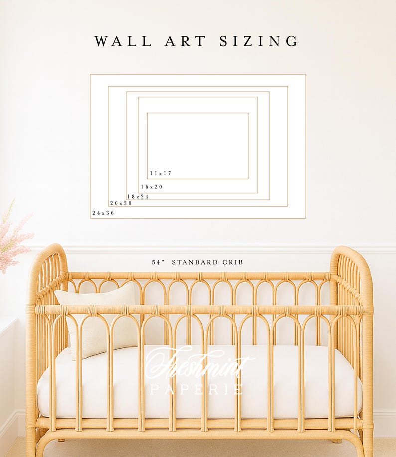 Peut inclure: Un lit b&eacute;b&eacute; en rotin clair avec un matelas et un oreiller blancs. Au-dessus du lit, un sch&eacute;ma affiche les options de dimensionnement des &oelig;uvres d'art murales, notamment 28x43cm, 41x51cm, 46x61cm, 51x76cm et 61x91cm. Le texte "WALL ART SIZING" est en haut.