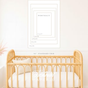 Puede incluir: Una cuna de madera clara con un colch&oacute;n blanco y una almohada blanca. Sobre la cuna, una tabla de tama&ntilde;os de arte mural muestra rect&aacute;ngulos anidados con las medidas 11x17, 16x20, 18x24, 20x30 y 24x36, junto al texto 54 inch standard crib.