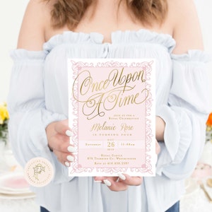 K&ouml;nnte beinhalten: Eine rosafarbene und goldene Einladung mit einem dekorativen Rand. Die Einladung lautet "Once Upon A Time" in goldener Schrift. Der Text darunter lautet "Feiern Sie mit uns eine k&ouml;nigliche Feier Melanie Rose wird vier Jahre alt. Samstag, 26. Oktober 2019, 11:00 Uhr. K&ouml;nigliches Schloss, 876 Tuarier Ct, Westminster. RSVP unter 410.658.2597."