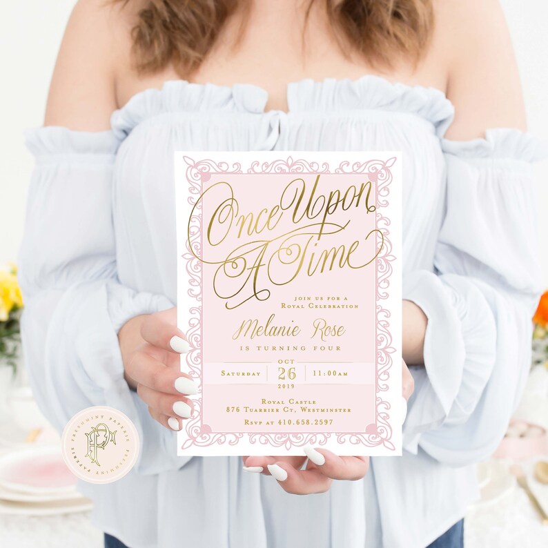 K&ouml;nnte beinhalten: Eine rosafarbene und goldene Einladung mit einem dekorativen Rand. Die Einladung lautet "Once Upon A Time" in goldener Schrift. Der Text darunter lautet "Feiern Sie mit uns eine k&ouml;nigliche Feier Melanie Rose wird vier Jahre alt. Samstag, 26. Oktober 2019, 11:00 Uhr. K&ouml;nigliches Schloss, 876 Tuarier Ct, Westminster. RSVP unter 410.658.2597."