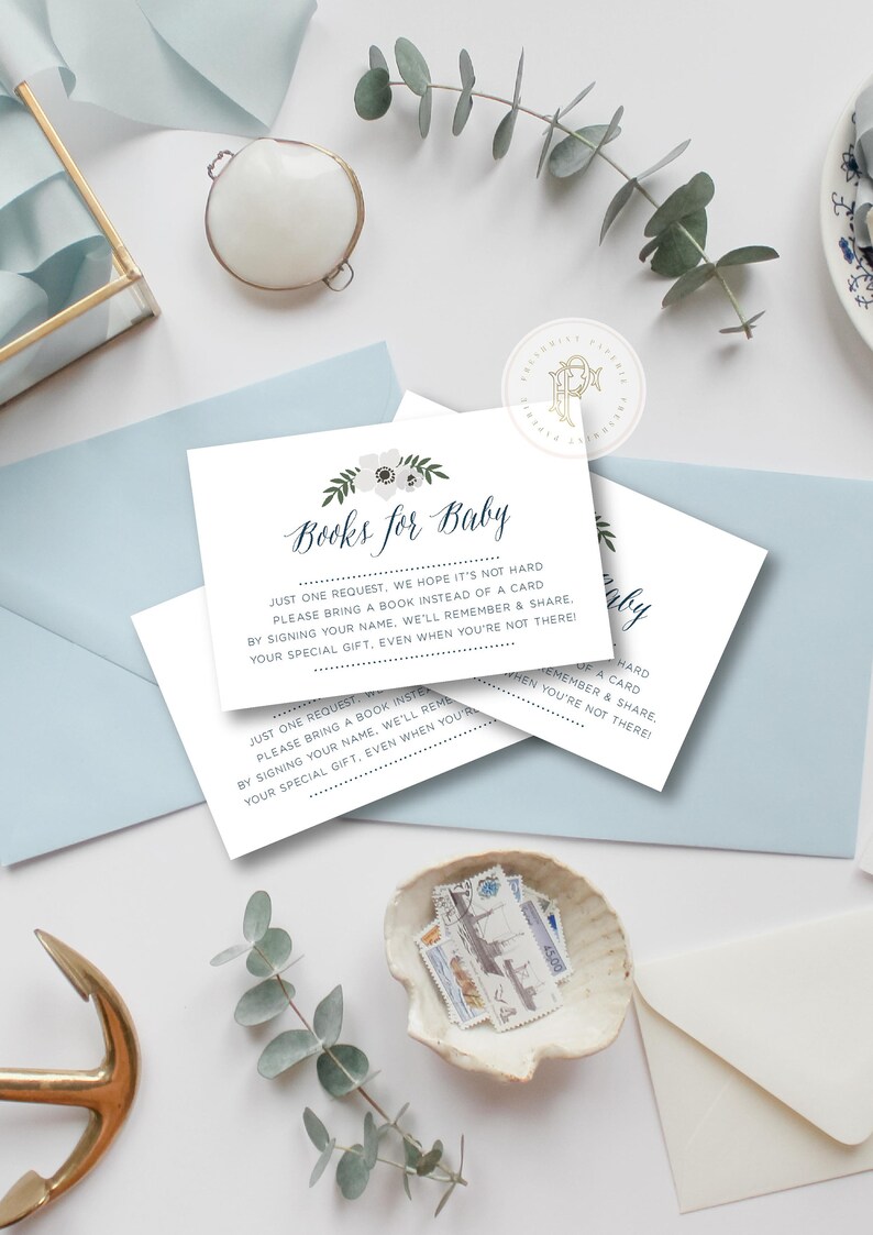 K&ouml;nnte beinhalten: Eine wei&szlig;e Karte mit blauem Text und floralen Illustrationen. Der Text lautet "B&uuml;cher f&uuml;r Baby" und enth&auml;lt eine Bitte, anstatt einer Karte ein Buch zu einer Babyparty mitzubringen.