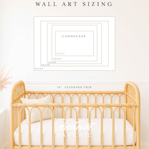 Puede incluir: Una cuna de rat&aacute;n de color claro con colch&oacute;n y almohada blancos, situada bajo una tabla de tama&ntilde;os para arte mural. La tabla muestra rect&aacute;ngulos horizontales anidados etiquetados 11x17, 16x20, 18x24, 20x30 y 24x36. Texto: WALL ART SIZING y 54" STANDARD CRIB.