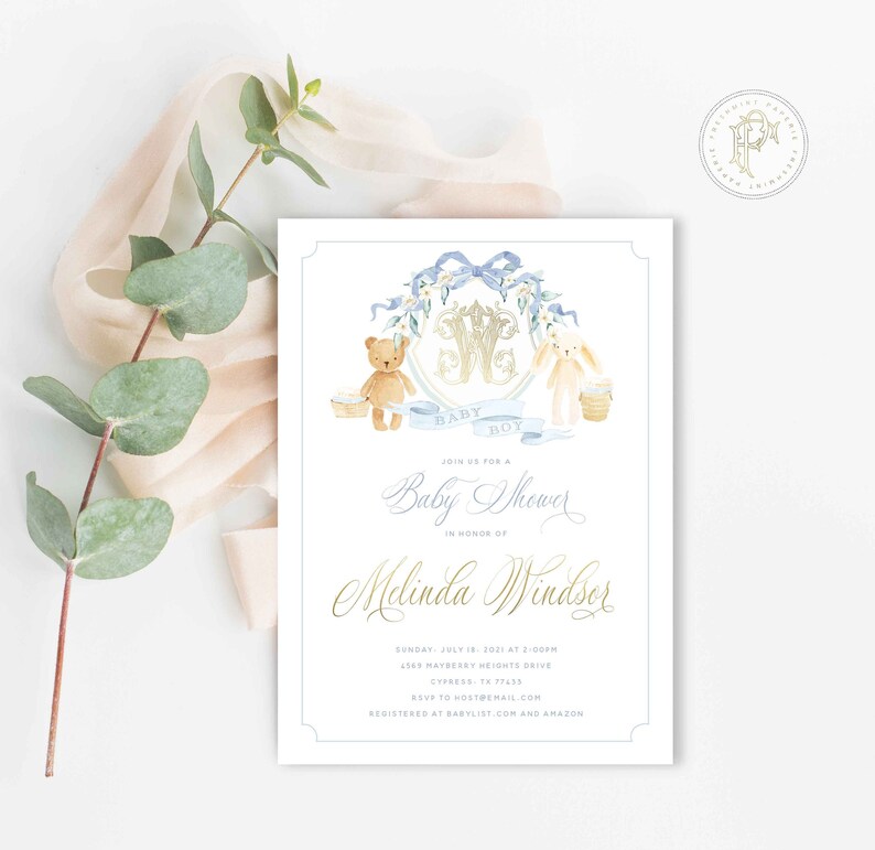 Op de afbeelding: Een baby shower uitnodiging met een blauw en gouden aquarel ontwerp met een teddybeer en een konijn die emmers vasthouden. De uitnodiging bevat de tekst "Baby Boy" en "Doe mee met ons voor een baby shower ter ere van Melinda Windsor".