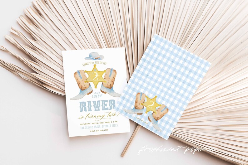 K&ouml;nnte beinhalten: Eine blaue und gelbe Cowboy-Stiefel-Geburtstagseinladung mit einem Sheriff-Stern und der Zahl 2. Die Einladung lautet "Howdy, ya'll!  Join us to help this little cowboy, River, is turning two!"