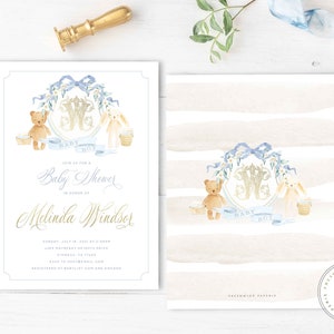 Op de afbeelding: Een blauwe en witte babyborrel uitnodiging met een aquarel illustratie van een teddybeer en een konijn die een mandje vasthouden. De uitnodiging luidt "Doe mee met ons voor een babyborrel ter ere van Melinda Windsor".